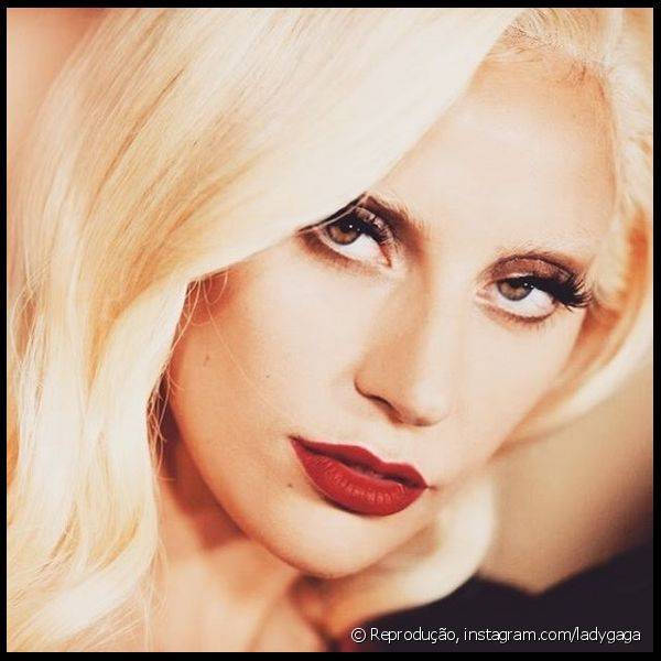 A makeup artist das celebridades Sarah Tanno foi a respons?vel por este look de Lady Gaga